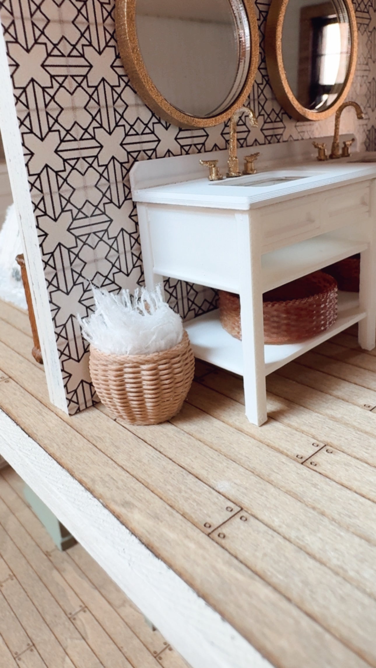 1:24 Scale Blanket Basket