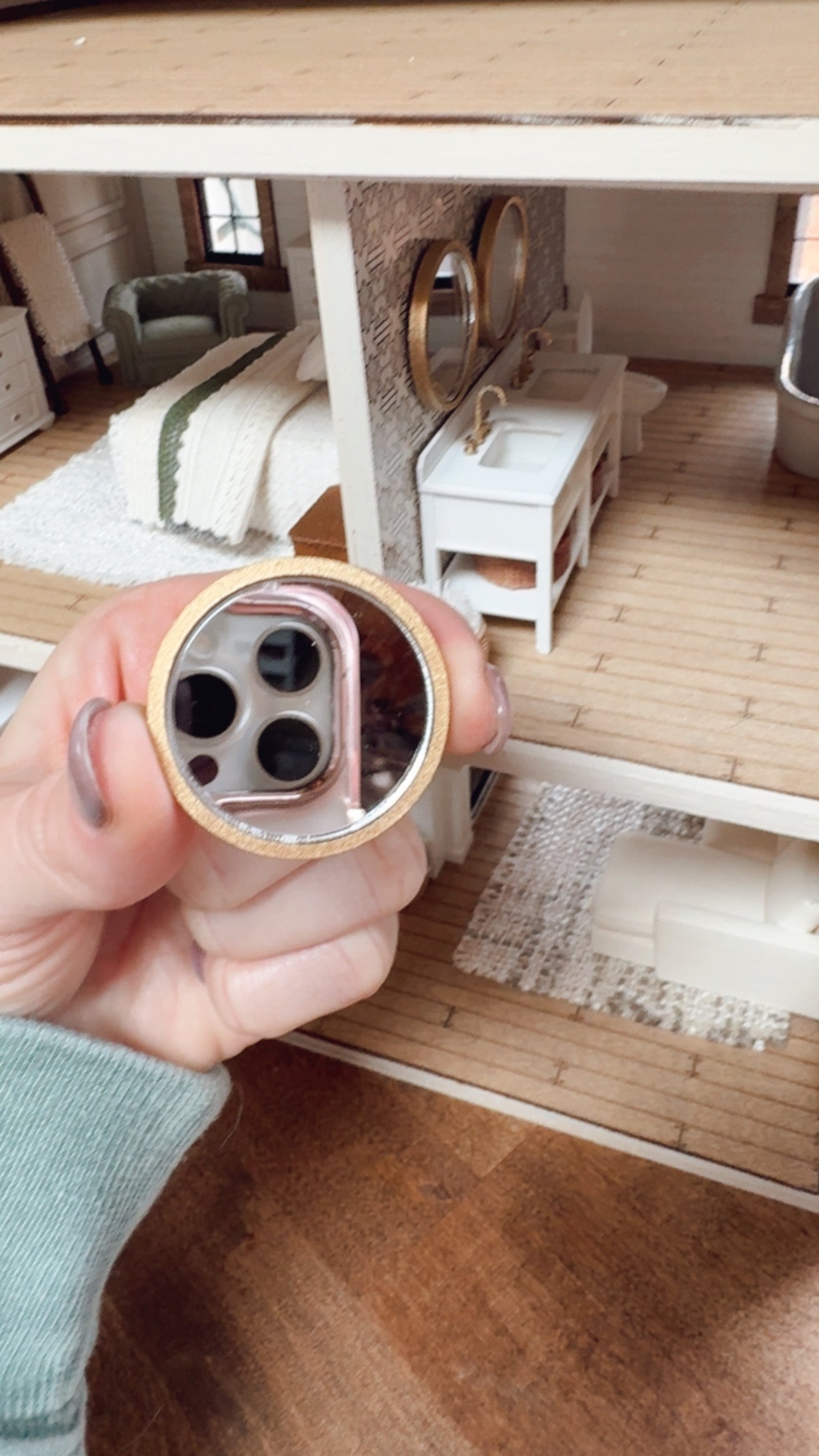 1:24 Scale Gold Round Mirror