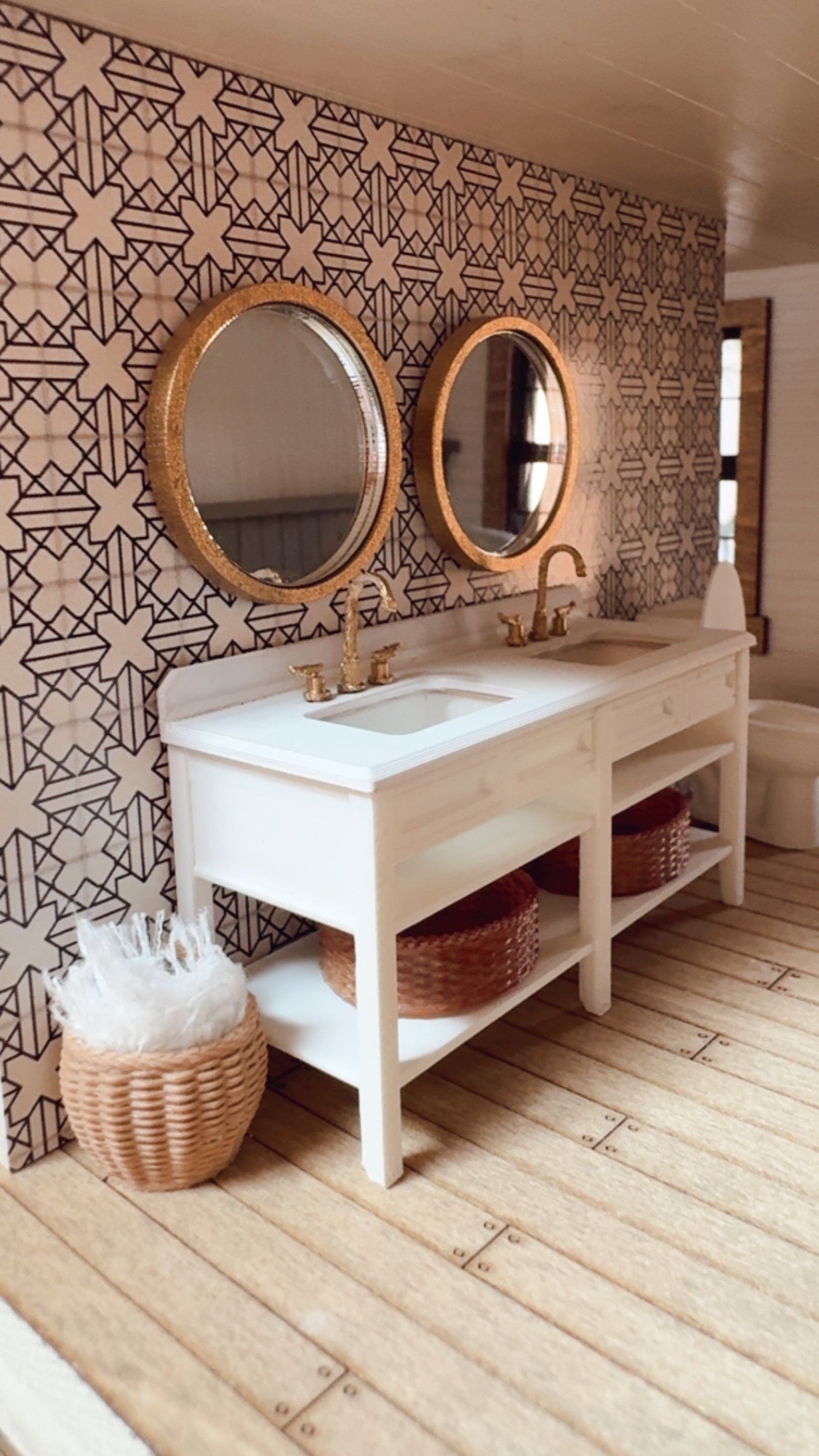 1:24 Scale Blanket Basket