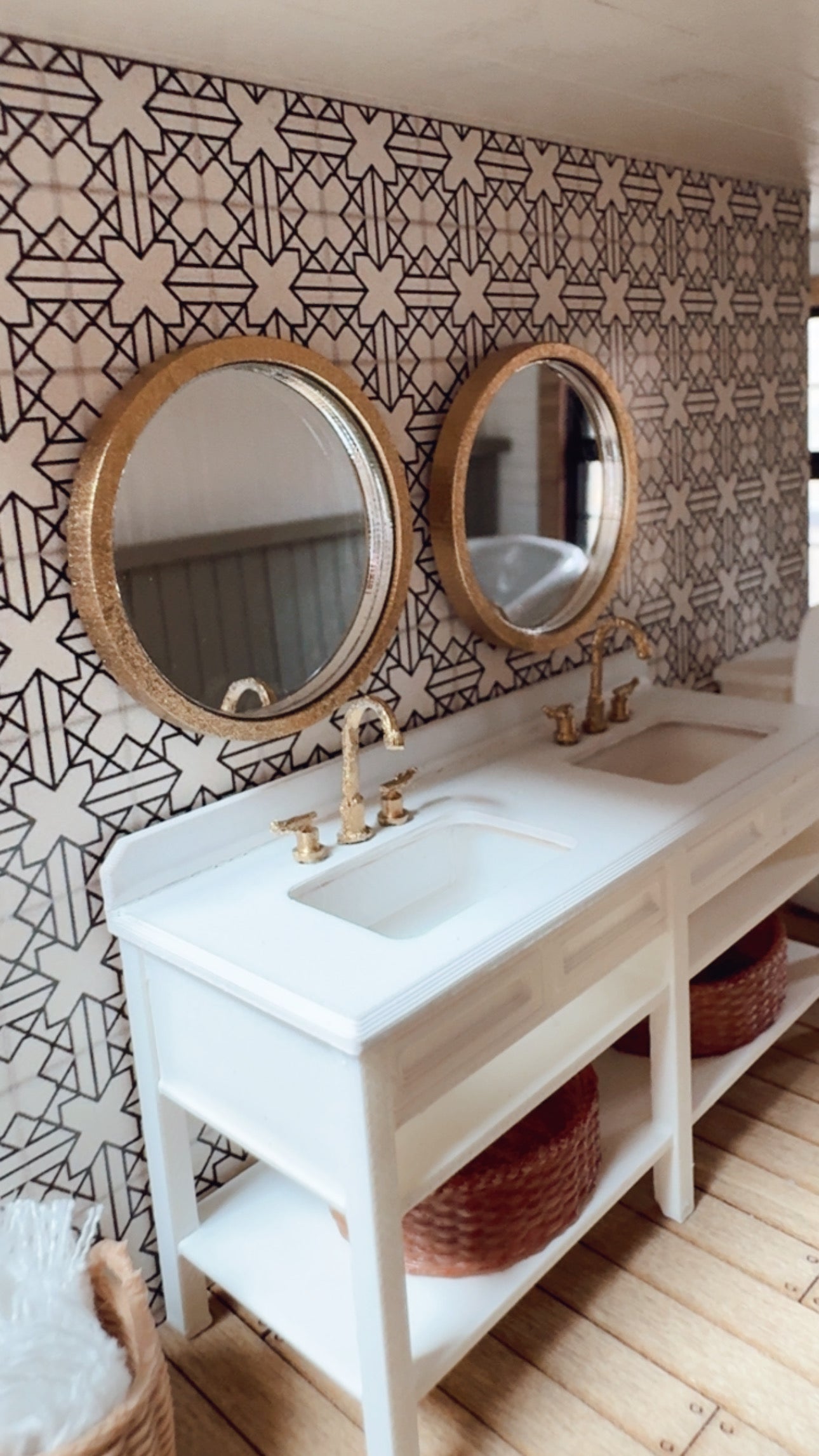 1:24 Scale Gold Round Mirror