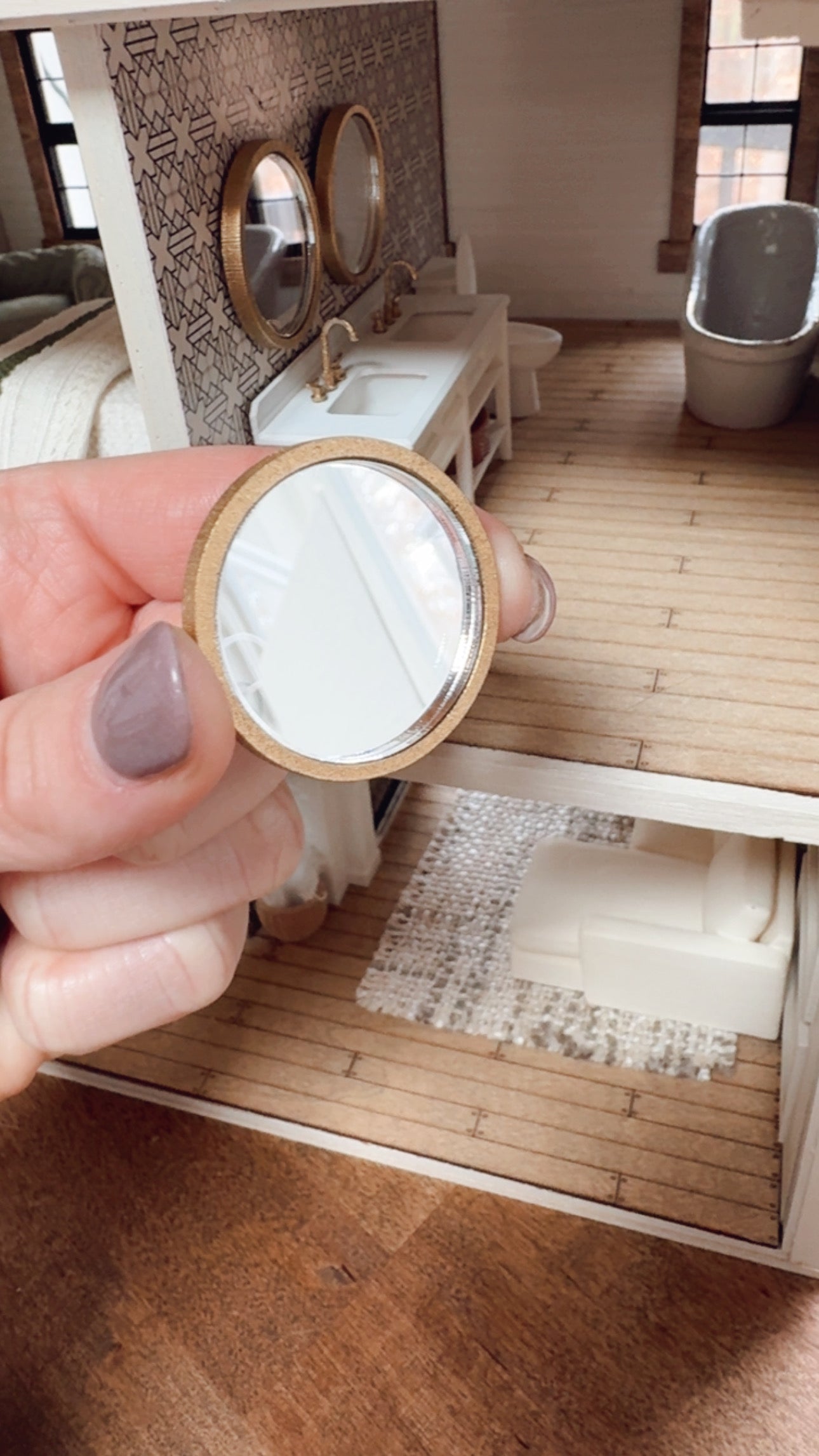 1:24 Scale Gold Round Mirror